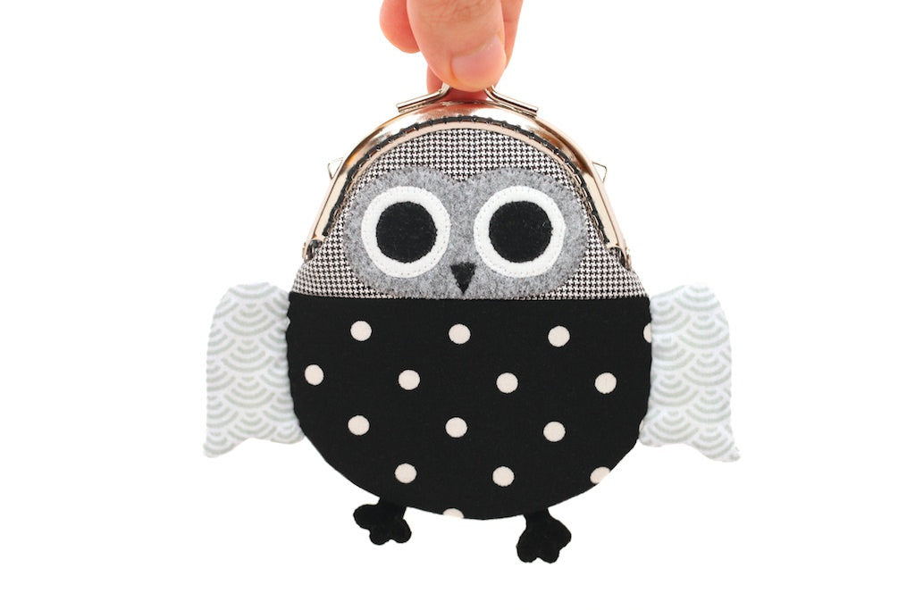 Cute intelligent black owl clutch purse