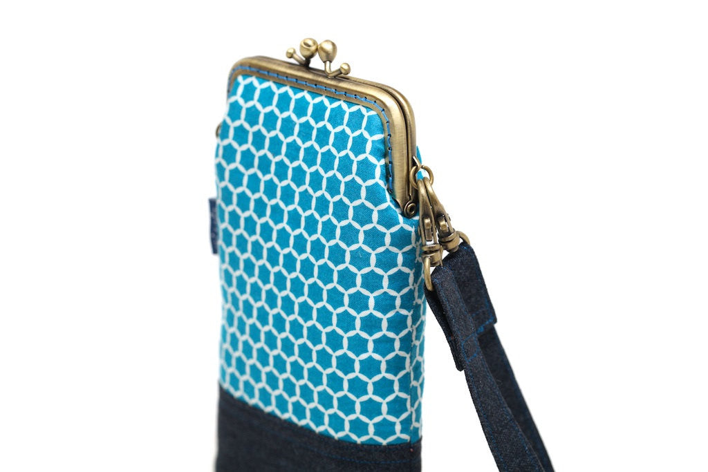 Serene blue honeycomb smartphone kisslock sleeve