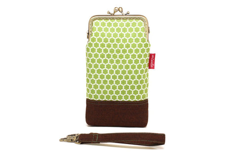 Calming green honeycomb smartphone kisslock sleeve